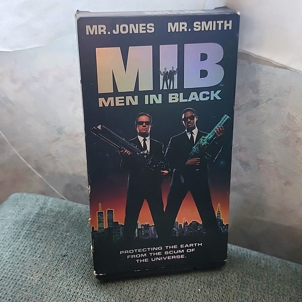 VHS TAPE - "Men In Black" MIB Movie Tommy Lee Jones Will Smith
